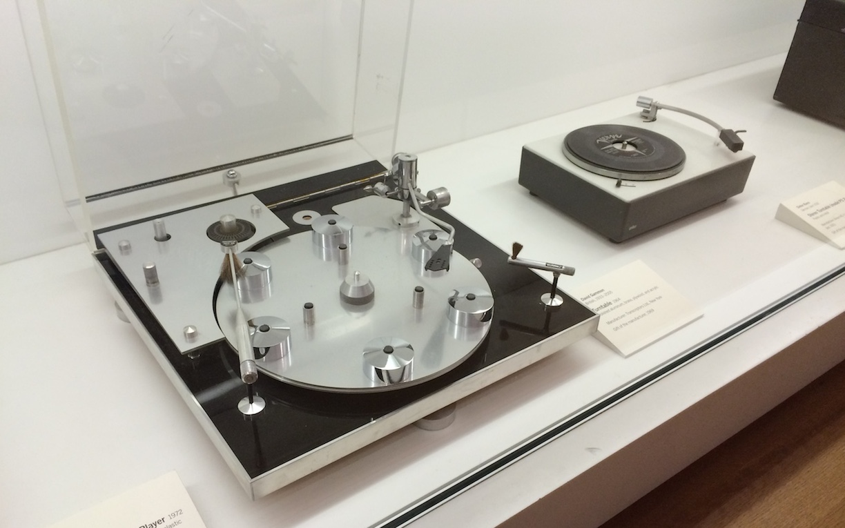 MoMA Tocadiscos "Transcriptor Hydraulic Reference" - Naranja Mecanica Kubrick MoMA Tocadiscos "Transcriptor Hydraulic Reference" - Naranja Mecanica Kubrick