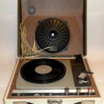 Tocadiscos Antiguo Cosmo 751 (años 60) - un clásico