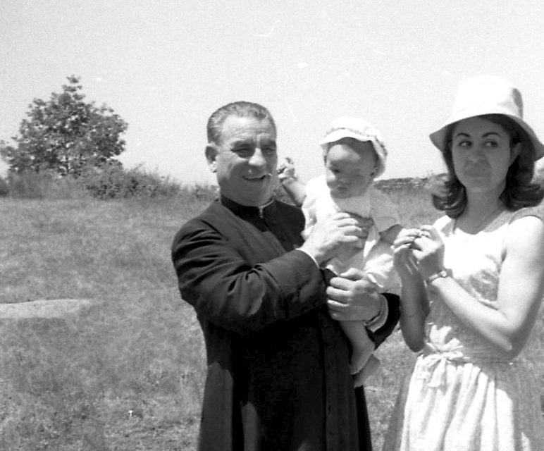 Tío cura, dueño de Telefunken Panchito. con Maita y Merche, su madre.. Radioexperto.com