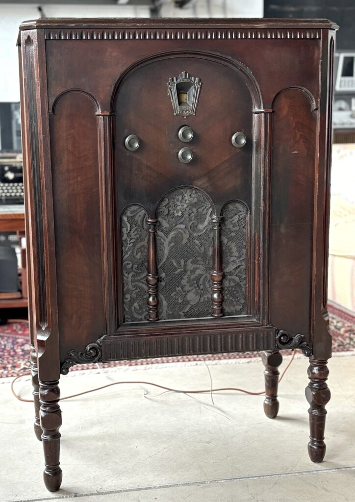 Radio Consola Philco 77 Lowboy
Reparada por Radioexperto.com