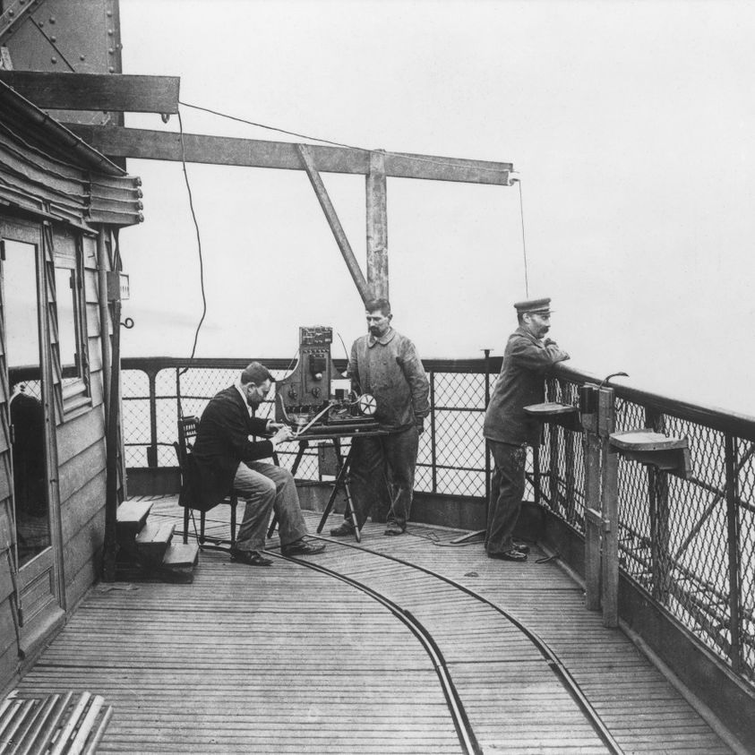El 5 de noviembre de 1898, Eugène Ducretet logró establecer un enlace de radio en código Morse desde lo alto de la Torre Eiffel hasta el Panteón, a cuatro kilómetros de distancia.