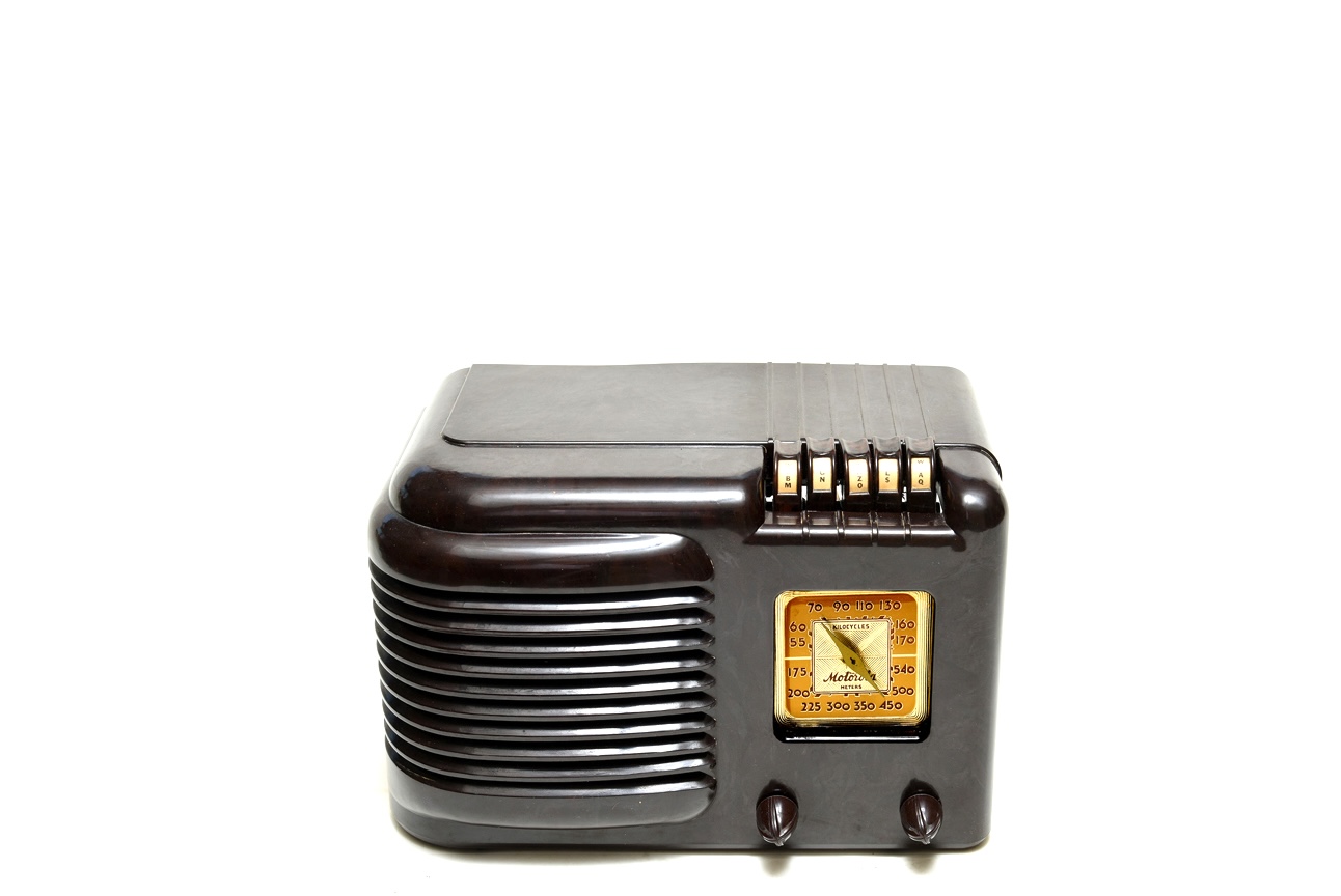 3- Radio de válvulas Motorola 61A, año 1939. Excelente sintonización ¡y presintonías!