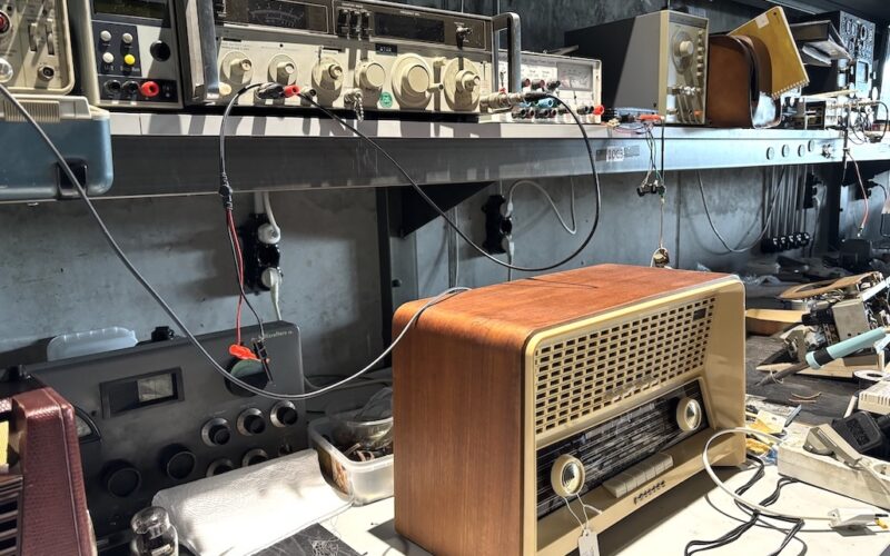 Local Radioexperto.com Mesas de reparación