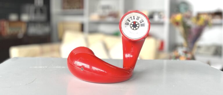 Panasonic Modell R 72 S Red Toot-a-Loop Donut Radio