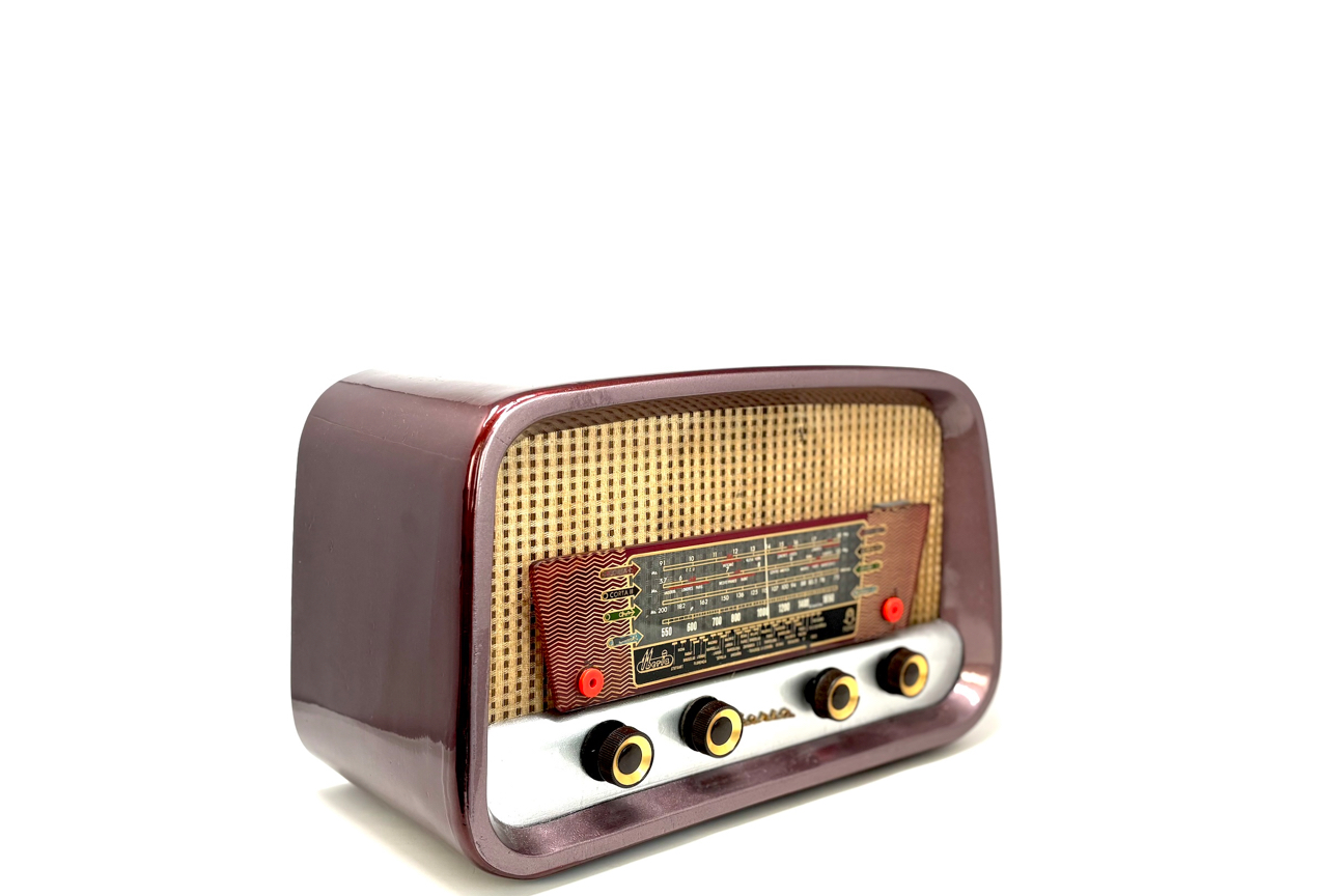5- Radio de válvulas Iberia D-30, de 1955. Reparada y con Bluetooth externo